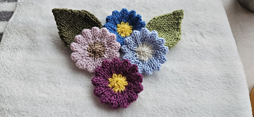 Knitted flower collection for homemade easy knitted gifts