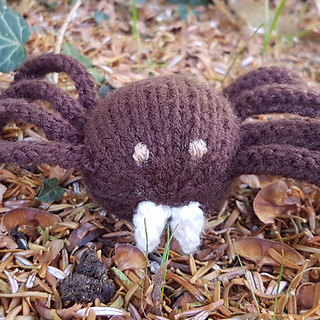 Knitted spider face for Homemade Halloween knitted decor