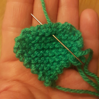 Shaping knitted clover