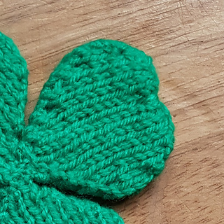 Knitted shamrock leaf shaping