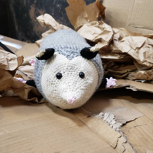 Ravelry Opossum Bag Holder pattern by Vanessa Stenger