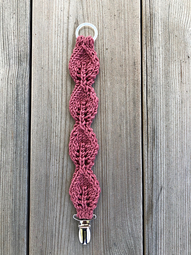 Løvsmokkesnor / strikket smokkesnor - Frøken Dåvøy