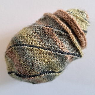 right side. please, note the tiling effect thanks to the "trap the float at each stitch"