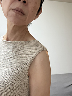 Armholes knitted with a selvedge stitches fit neatly against the arm.