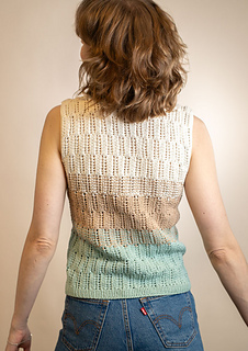 Ease: +-0.
Model: 172 cm tall.
Yarn: Rauma Petunia, colors in pattern.