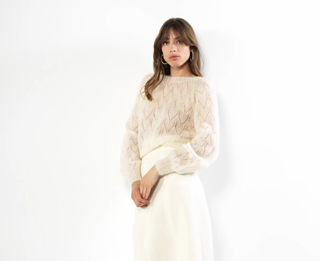 pull ajouré avec des boutons dans le dos
