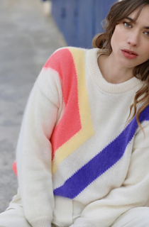 Pull écru en mohair et soie avec un motif intarsia asymétrique coloré et texturé