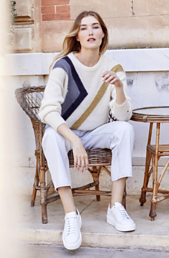 Pull écru avec un motif intarsia asymétrique doré et gris 