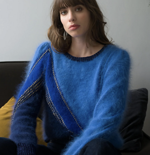 Pull Cybelle bleu porté par Lou