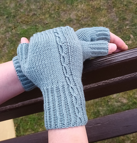 Minimalist Cable Mitts