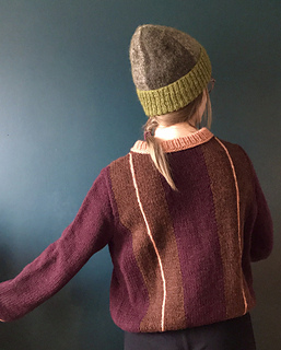 Sara is wearing size A and also the matching Lighthouse beanie in size B