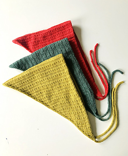 The red scarf is knitted in Esther from Permin, the dark turquoise in Bio Balance from BC Garn and the yellow in Summer in Cashmere from BC Garn.