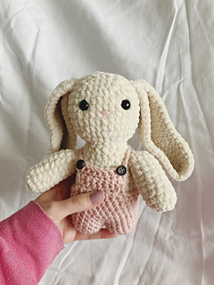Ravelry: Daisy Bunny pattern by Hannah Peters