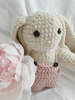 Ravelry: Daisy Bunny pattern by Hannah Peters