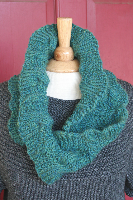 Flip & Twist – Reversible Twisted Cowl