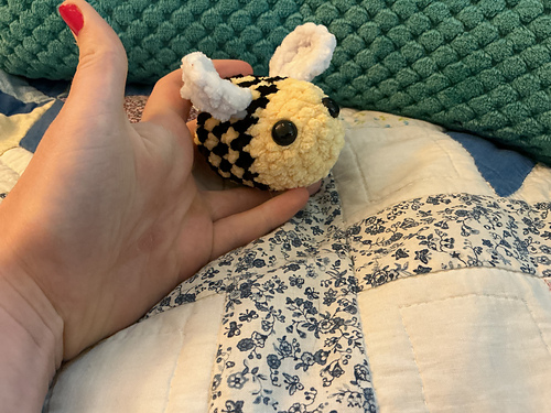 1 Crochet bee