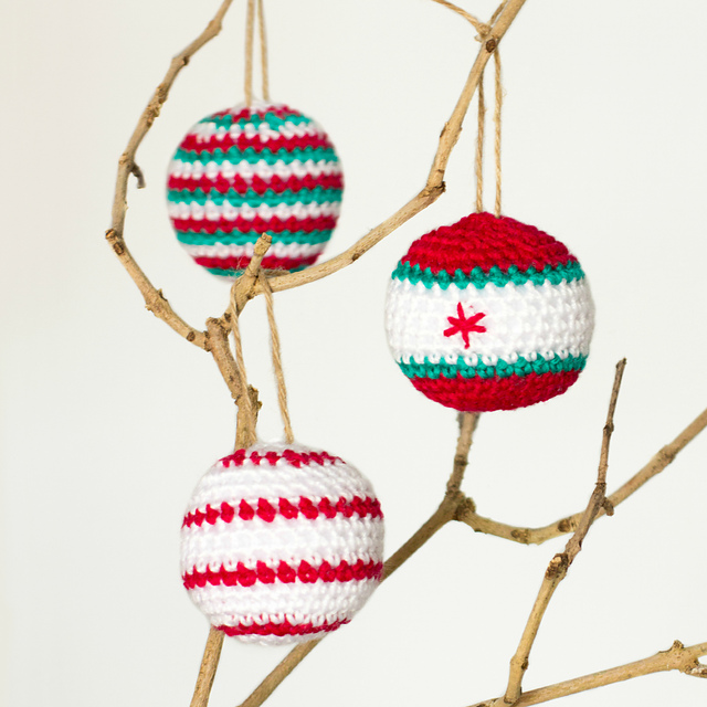 Ravelry: Christmas Baubles pattern by Olivia Kent