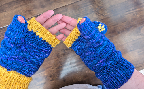 Thumbs are ribbed and open so I can use my phone