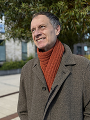 Designed to fit a V-neck coat without bulk.