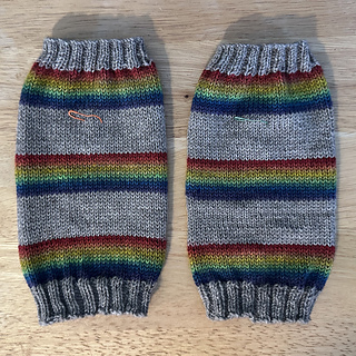 Add 2x2 ribbing on tops and bottoms of mitts. Determine which is front/back. 