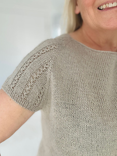 Ribbed finish to cap sleeve