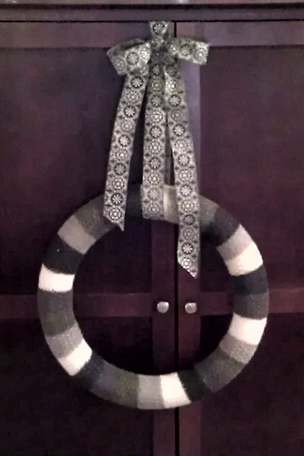 Cozy: a knitted wreath photo 2