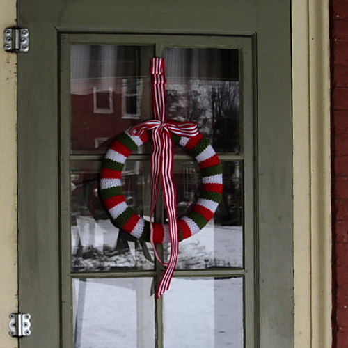 Cozy: a knitted wreath photo 1