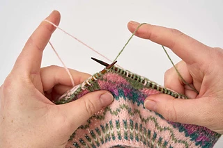 The pattern includes a full photo tutorial on catching floats with one yarn held in each hand.