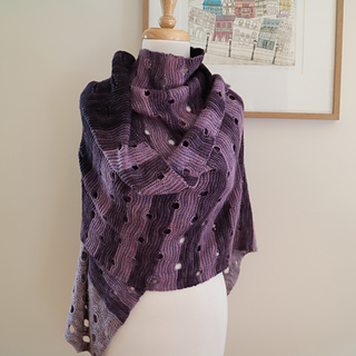 4-colour shawl in Miss Click Clack Centre Place Single