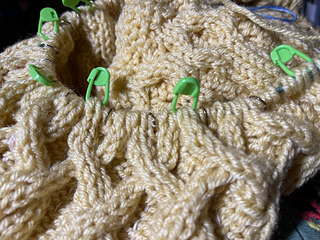 2023-10-25 New tactic! Stitch holders fastened in the three stitches that will be held to the back.