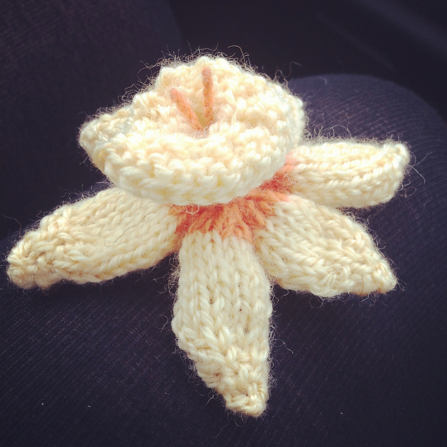 Ravelry Daffodil Flower Brooch pattern by The Knit Guru