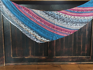 Châle triangulaire asymétrique.