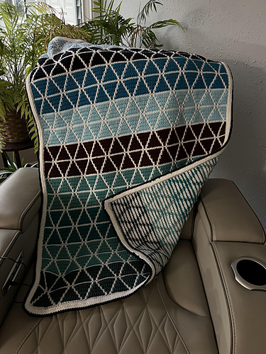 Mosaikk Triangles Baby Blanket - Juniper & Oakes