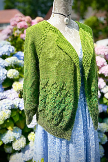 Rozmiar: M.
Włóczka: C218, od Blooming Yarns by KW.
Skład: 50% Bawełna / 50% Akryl plus moher.
Zużycie: 800m.
Druty: 4mm i 3mm na ściągacze.