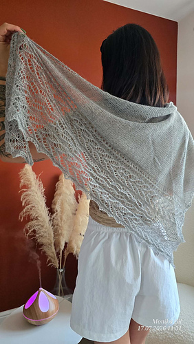 Włóczka: DROPS lace mix. 50g 400m.
Druty 3.5 przerobione 341rzedow.