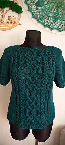 Materiał: Alize lanagold
Druty: 6mm.
Rozmiar: XL
Zużycie: 300g.