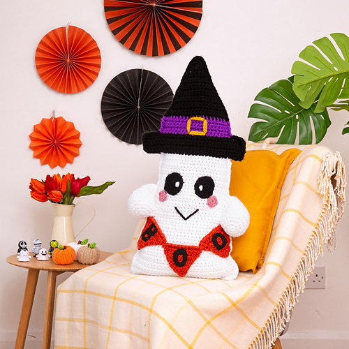 Ravelry Ghoulie the Ghost Cushion pattern by Heather C Gibbs (KCACO.UK)