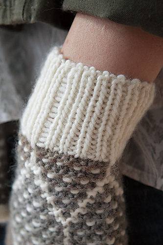 Honeycomb Scarf Toque and Mitts photo 7