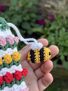Bee charm (side).