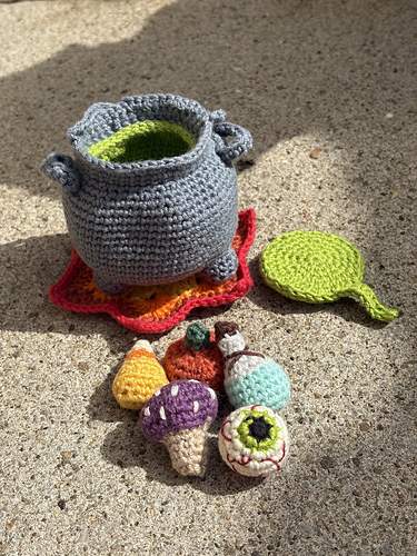 Witch's Cauldron (With Mini Ingredients)