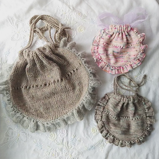 Ravelry: Frill Pouch pattern by Kazumi Y