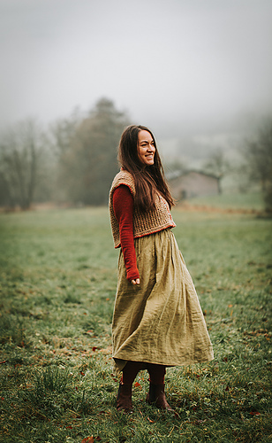 Hey Mama Wolf Beara Farbnummer: 102 mit einem zweiten Faden BC Babyalpaka in der Farbe Khaki. Umrandung Hey Mama Wolf Ylva Farbnummer: 1202