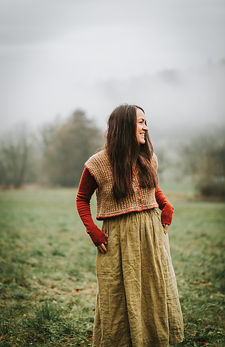 Hey Mama Wolf Beara Farbnummer: 102 mit einem zweiten Faden BC Babyalpaka in der Farbe Khaki. Umrandung Hey Mama Wolf Ylva Farbnummer: 1202