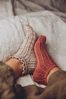 links verspieltes Bündchen, rechts normales Bündchen