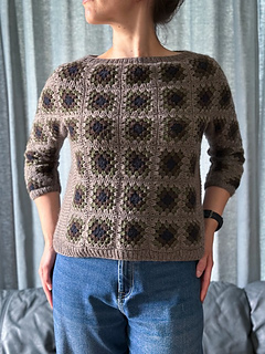 Front view. Size 2a: 42" / 106.5 cm finished circumference. Worn with 3.5" / 8.5 cm positive ease.