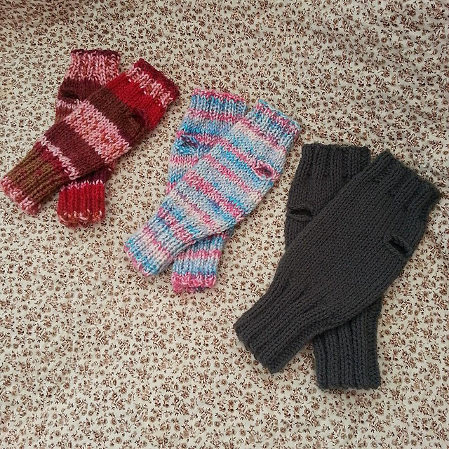 Ravelry Easyknit Aran Wristwarmers pattern by KnitsBy Cheryl