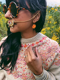 Reshma is wearing a size 1 in Hello Lavender yarn