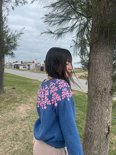 Andrea is wearing a size 5 sweater. This is an oversized fit