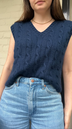 size: 4
yarn: Drops daisy in the marine blue