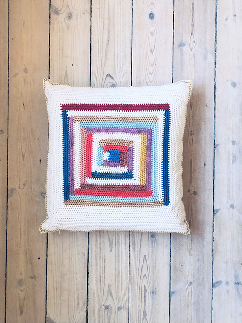 Ravelry: Log Cabin pillow pattern by KrakaKnit by Susanne Pedersen